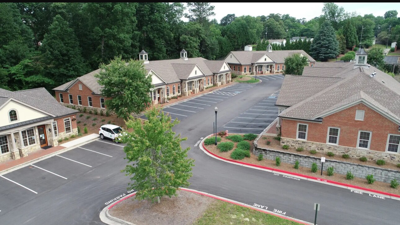 514 W Maple St, Cumming, GA for lease Primary Photo- Image 1 of 7