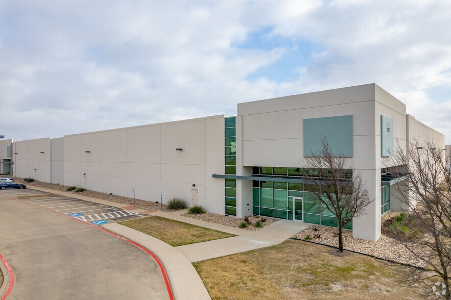 900 New Meister Ln, Pflugerville, TX à louer - Photo principale - Image 1 de 5