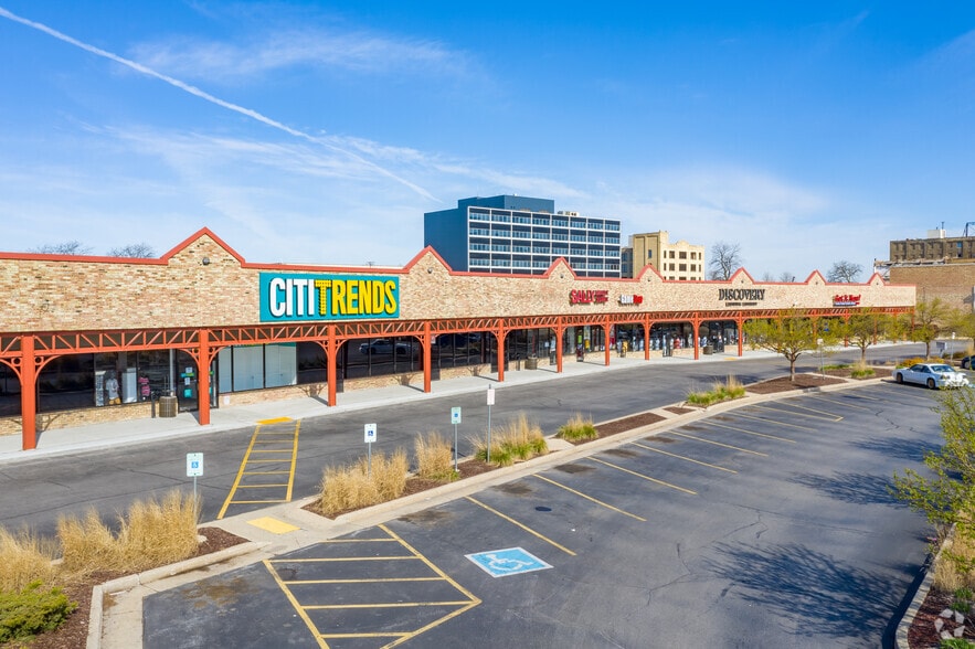 6702-6852 Greenfield Rd, West Allis, WI for lease - Building Photo - Image 2 of 10