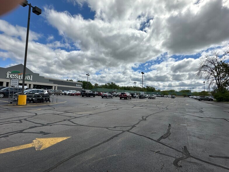 300-320 Wolf River Plz, New London, WI for lease - Building Photo - Image 2 of 4