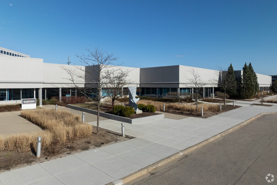 111 Deer Lake Rd, Deerfield, IL à louer - Photo du bâtiment - Image 3 de 6