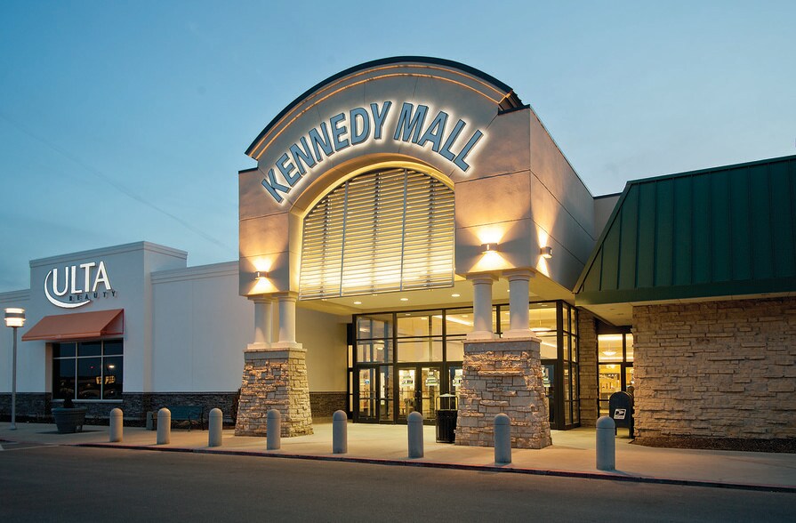 555 John F Kennedy Rd, Dubuque, IA à louer - Photo du bâtiment - Image 1 de 9