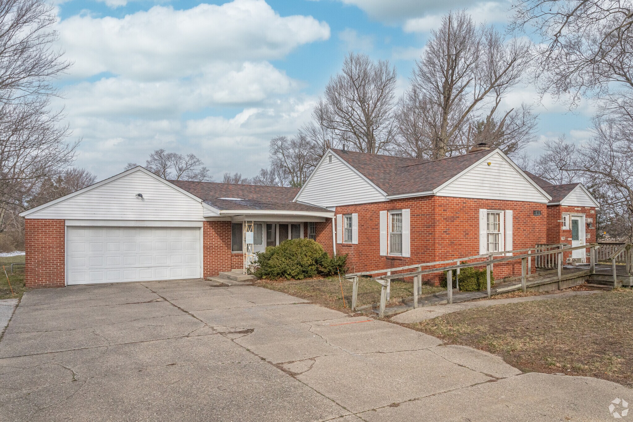 4631 Harvey St, Norton Shores, MI for sale Primary Photo- Image 1 of 38