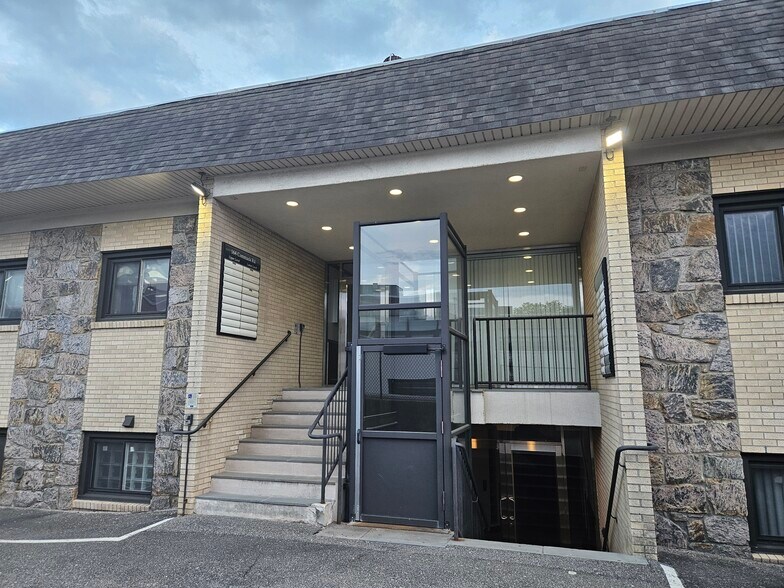 164 Commack Rd, Commack, NY à vendre - Photo du bâtiment - Image 3 de 33