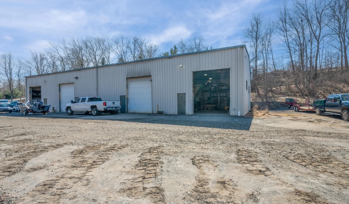 8 Dunham Dr, New Fairfield, CT for lease Interior Photo- Image 1 of 4