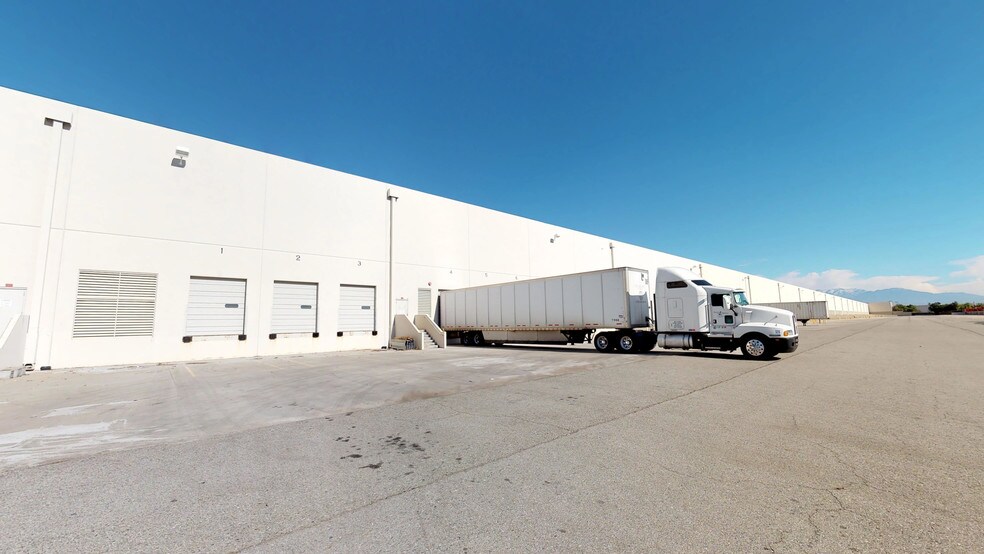 10681 Production Ave, Fontana, CA à louer - Numérisation 3D de Matterport - Image 2 de 13