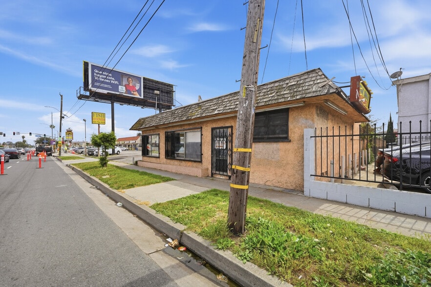 1021-1025 101st St & 1026 W Century Blvd portfolio of 3 properties for sale on LoopNet.ca - Building Photo - Image 2 of 44