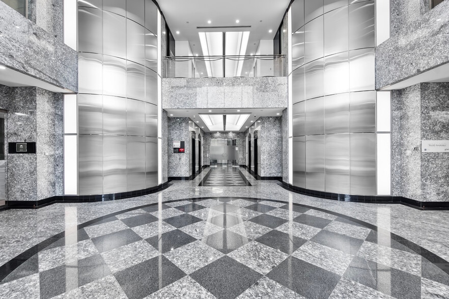 1111 Boul Dr-Frederik-Philips, Montréal, QC for lease - Building Photo - Image 2 of 8