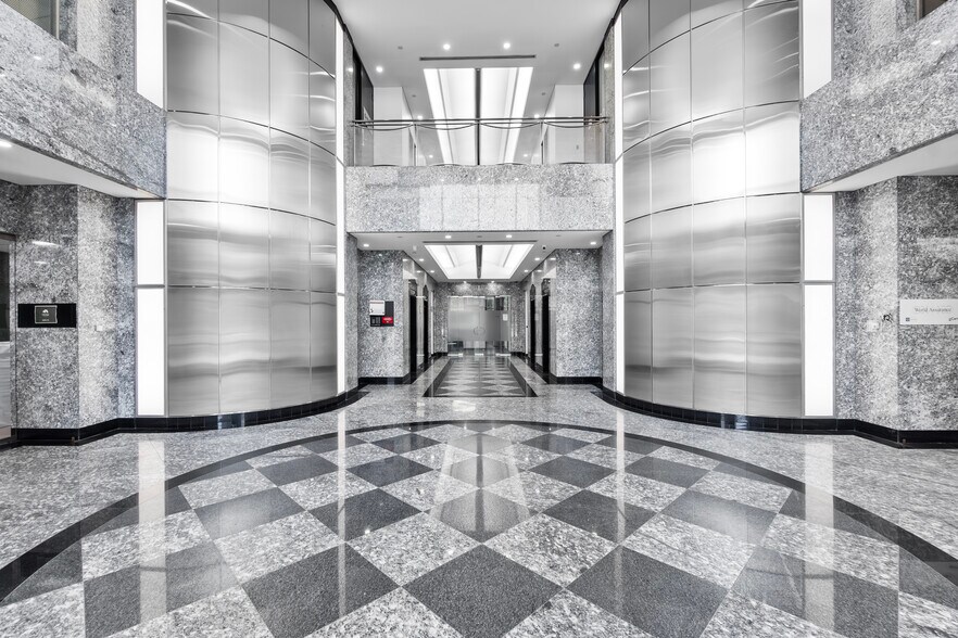 1111 Boul Dr-Frederik-Philips, Montréal, QC à louer - Photo du bâtiment - Image 2 de 8