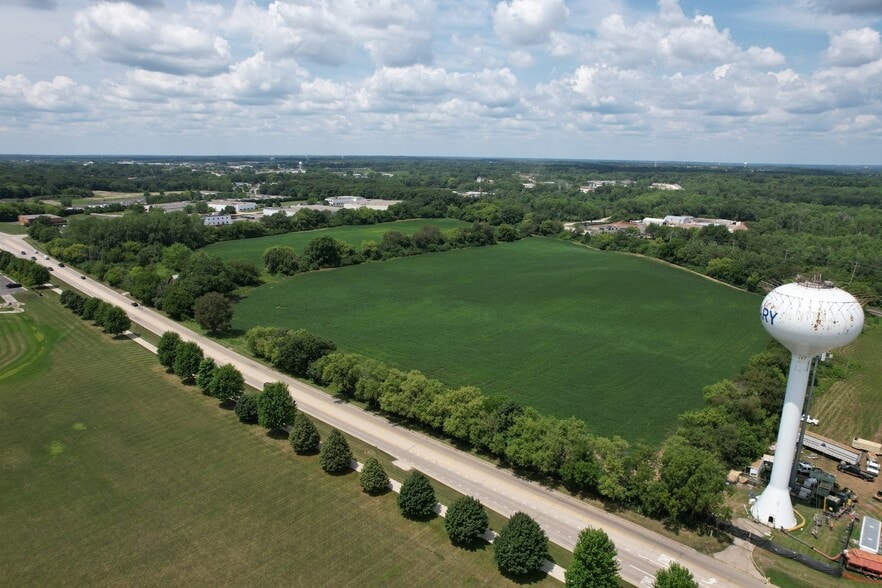 3712 Three Oaks Rd, Cary, IL for sale - Building Photo - Image 2 of 15