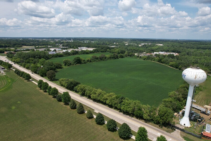 3712 Three Oaks Rd, Cary, IL à vendre - Photo du bâtiment - Image 2 de 15