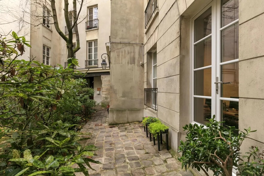 Office in Paris for sale - Building Photo - Image 2 of 10