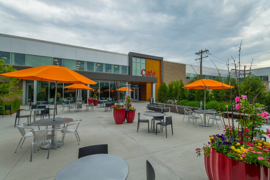 16 Crosby Dr, Bedford, MA à louer - Photo du bâtiment - Image 3 de 6