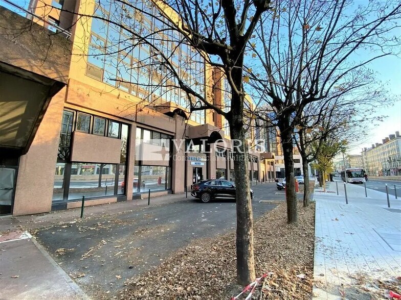 Office in Lyon for lease - Building Photo - Image 2 of 3