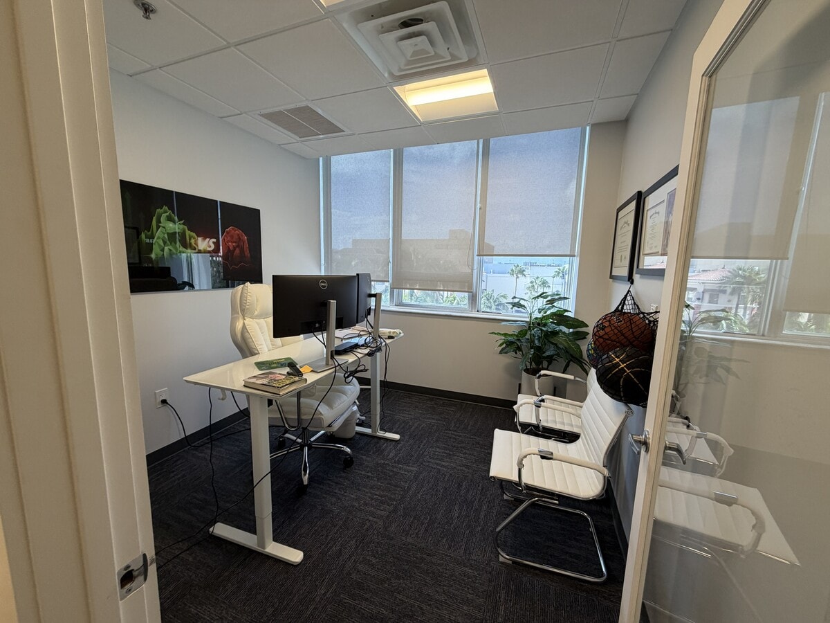 2455 E Sunrise Blvd, Fort Lauderdale, FL 33304 - Unité CU-4E - - Photo intérieure - Image 2 of 5