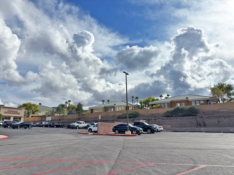 Stephanie And Horizon Rdg, Henderson, NV à vendre - Photo du bâtiment - Image 2 de 8