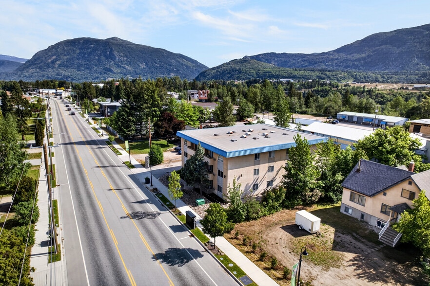 2241 Columbia Av, Castlegar, BC à vendre - Photo du bâtiment - Image 2 de 10