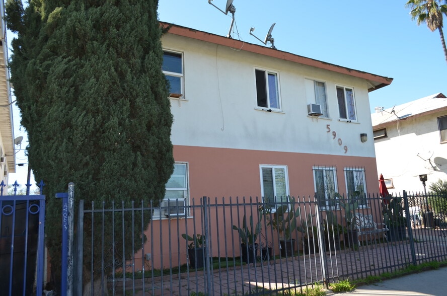 5909 Whitnall Hwy, Valley Village, CA à vendre - Photo du bâtiment - Image 3 de 20