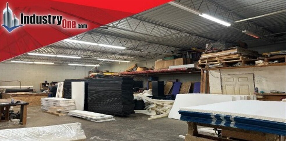 150 S Skidmore Rd, Deer Park, NY à vendre - Photo du bâtiment - Image 2 de 2