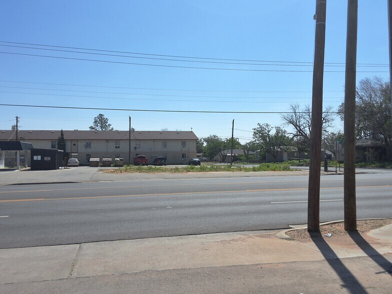 906 N Main St, Andrews, TX à louer - Photo principale - Image 1 de 2