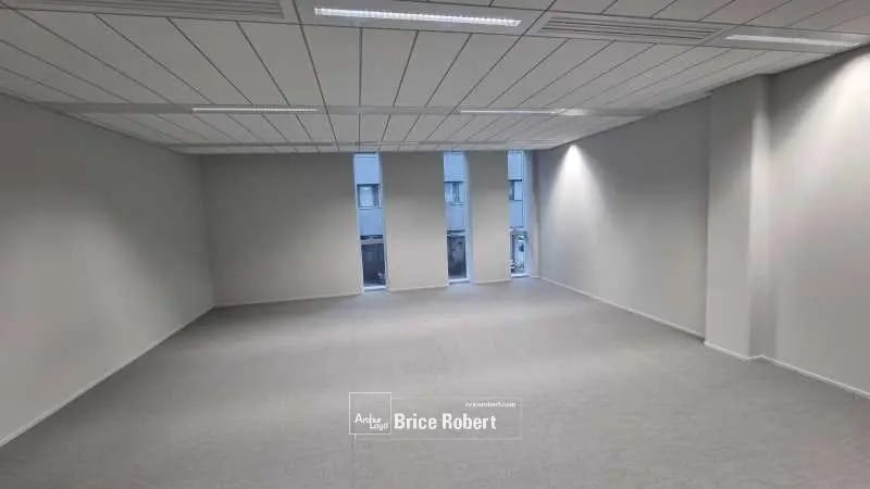 Office in Villeurbanne for lease - Building Photo - Image 3 of 10