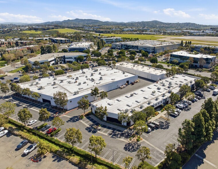 2260 Rutherford Rd, Carlsbad, CA à louer - Photo du bâtiment - Image 2 de 6