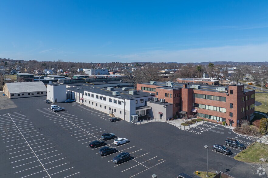 44 Shelter Rock Rd, Danbury, CT à vendre - Photo principale - Image 1 de 30