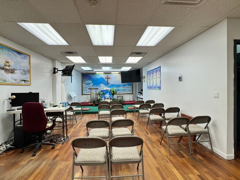 67-21 Roosevelt Ave, Woodside, NY à vendre - Photo intérieure - Image 2 de 2