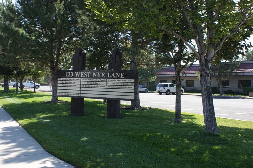 123 W Nye Ln, Carson City, NV à vendre - Photo du bâtiment - Image 3 de 13