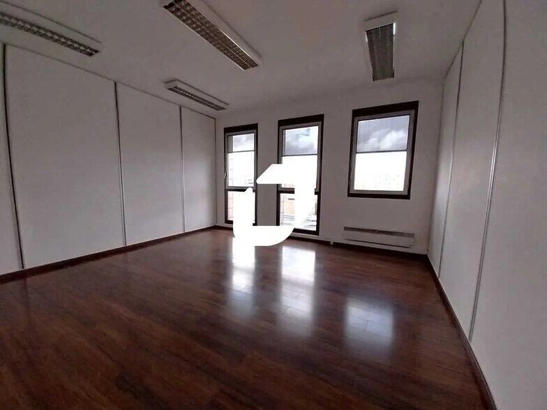 Office in Montigny-le-Bretonneux for lease - Interior Photo - Image 3 of 15