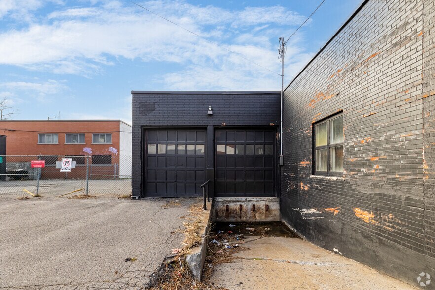 9780-9800 Rue Jeanne-Mance, Montréal, QC à louer - Photo du bâtiment - Image 3 de 5