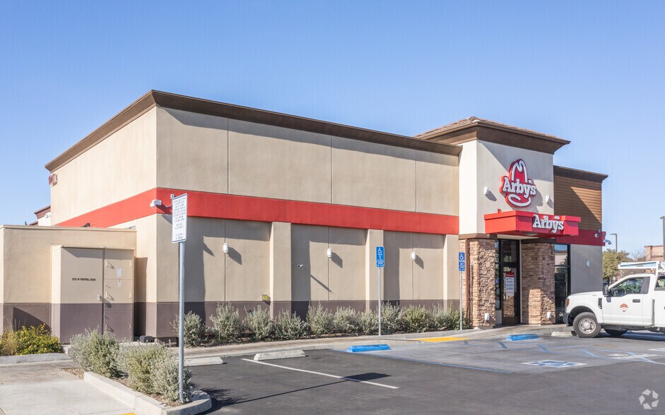 1225 W Foothill Blvd, Rialto, CA à louer - Photo principale - Image 1 de 7