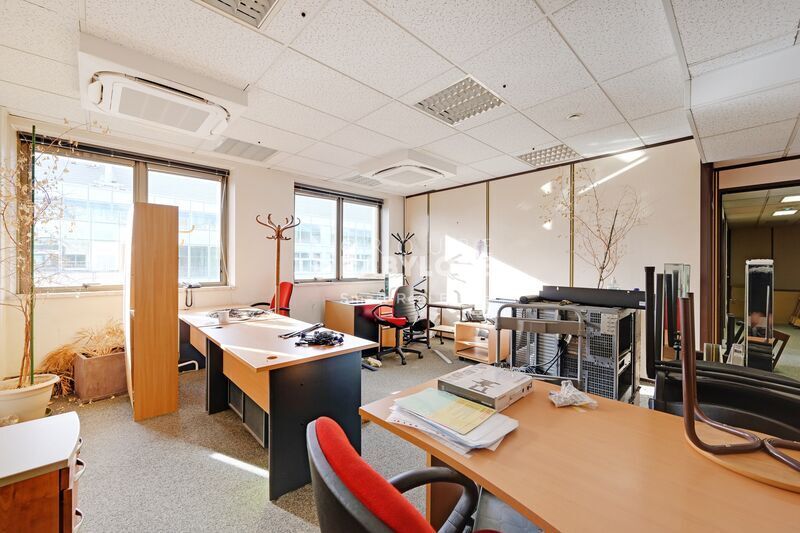 Office in Levallois Perret for lease - Interior Photo - Image 3 of 9