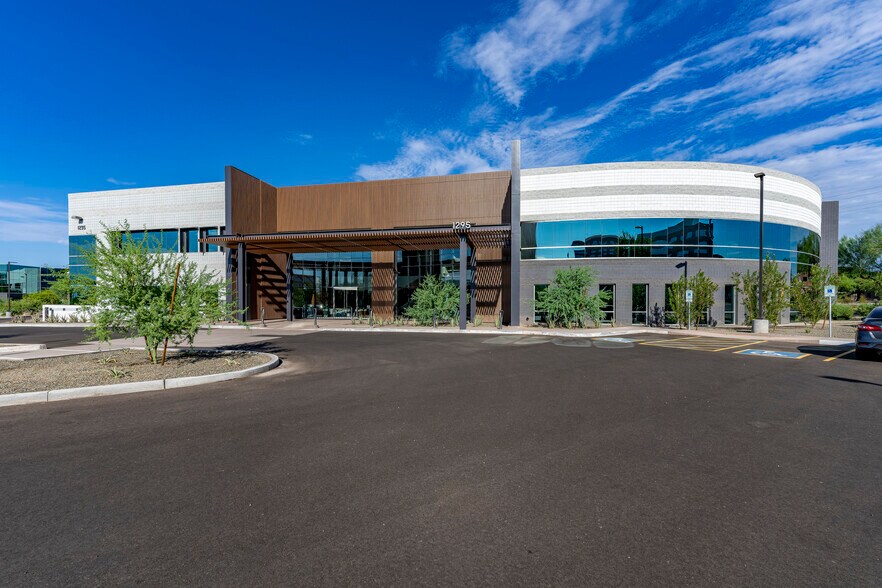 1295 W Washington St, Tempe, AZ à louer - Photo du bâtiment - Image 1 de 13