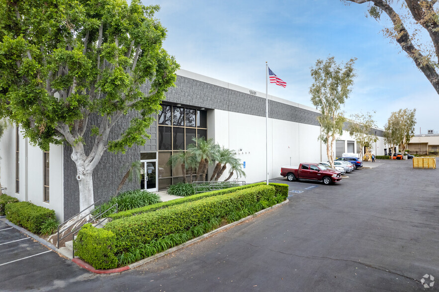 15551-15561 Del Amo Ave, Tustin, CA for lease - Building Photo - Image 1 of 5