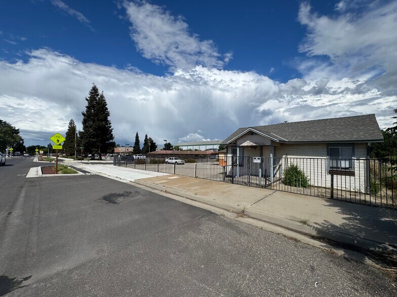 6630 Callander Ave, Riverbank, CA à louer - Photo du bâtiment - Image 3 de 4