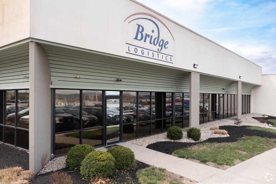 294 W Crescentville Rd, Cincinnati, OH à louer - Photo du bâtiment - Image 2 de 6