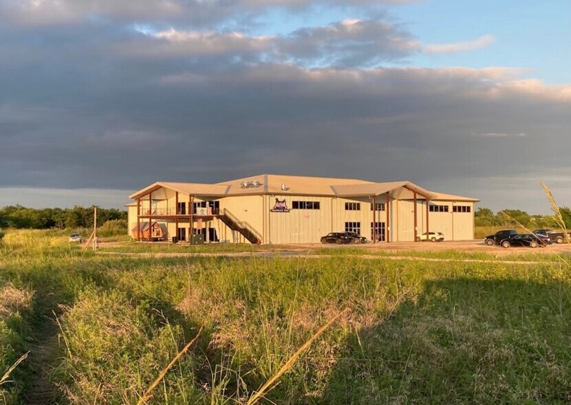 1705 South I-45 East, Corsicana, TX à vendre - Photo du bâtiment - Image 1 de 11