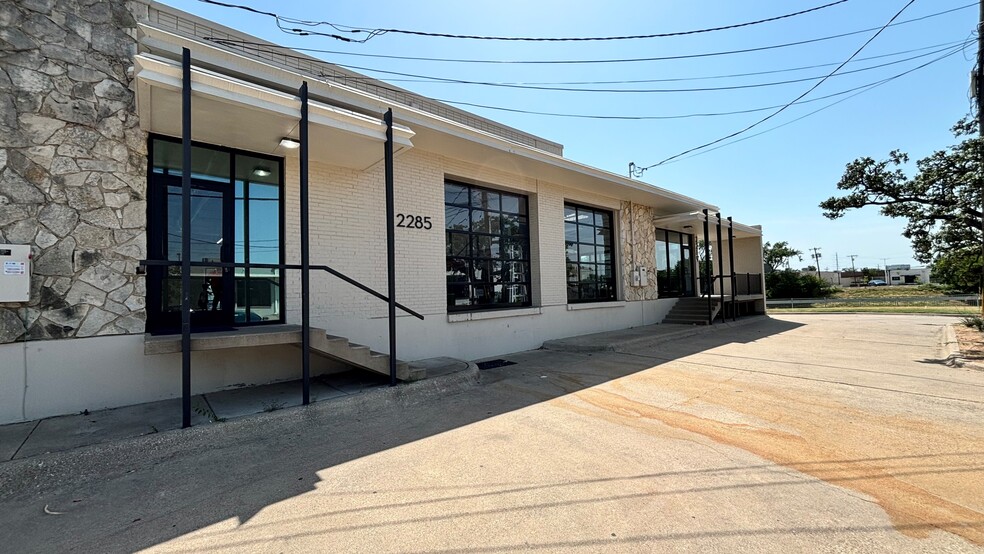 2285 Vantage St, Dallas, TX for lease - Building Photo - Image 1 of 9