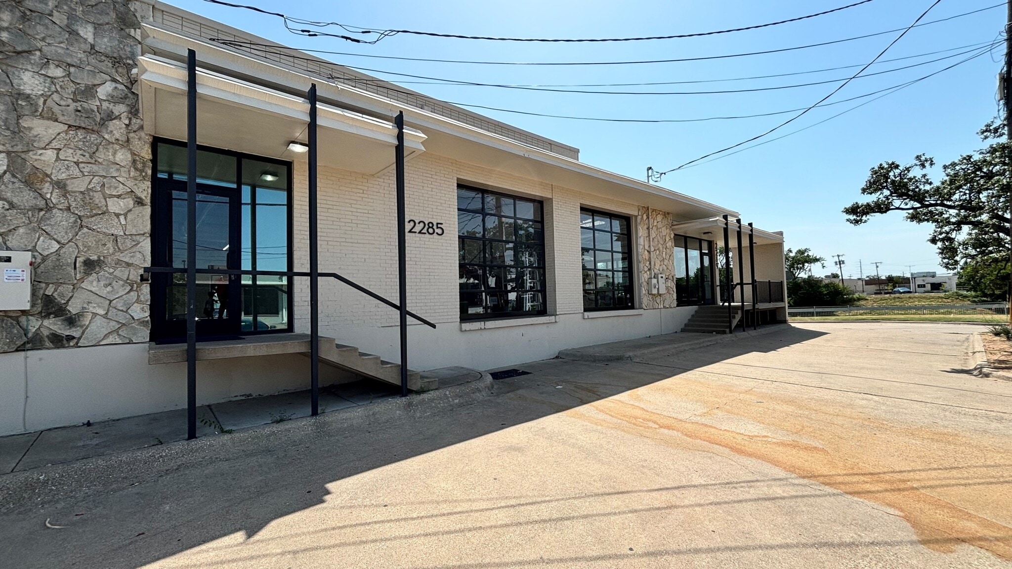 2285 & 2289 Vantage St, Dallas, TX for lease Primary Photo- Image 1 of 17