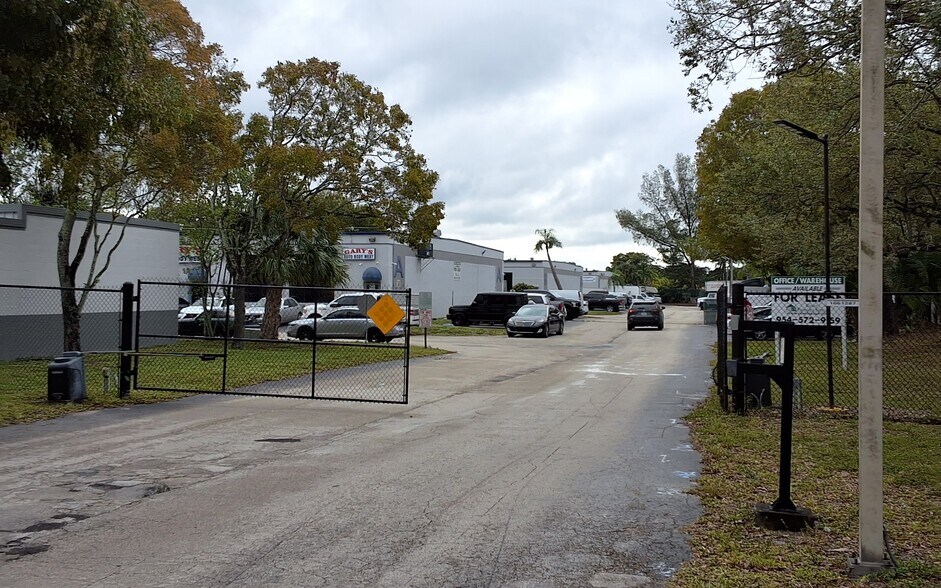 7544 W McNab Rd, North Lauderdale, FL à louer - Photo du bâtiment - Image 3 de 5