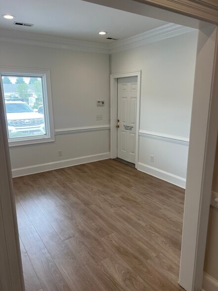 610 Lynndale Ct, Greenville, NC for lease - Interior Photo - Image 2 of 6