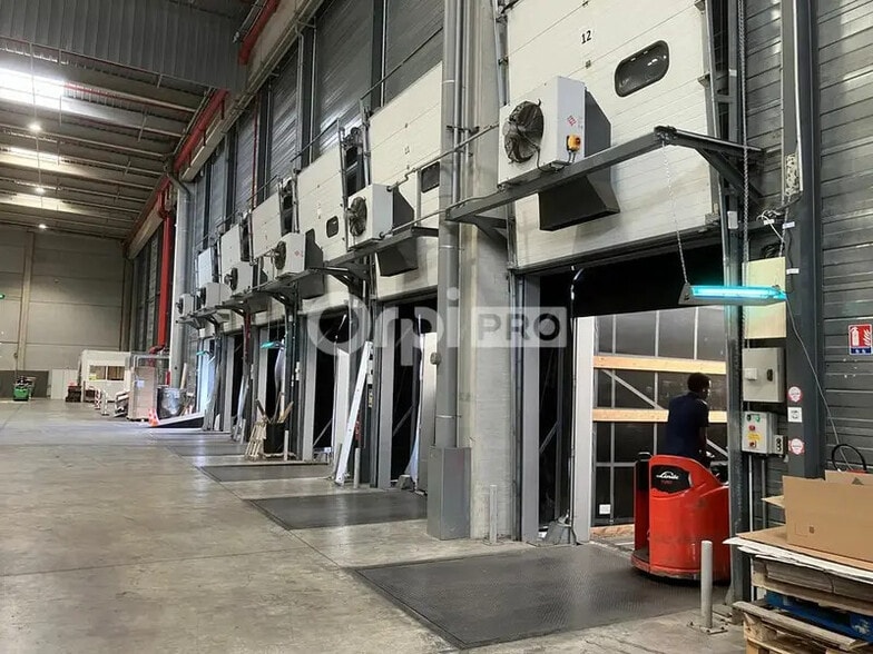Industrial in Mions for lease - Building Photo - Image 3 of 22