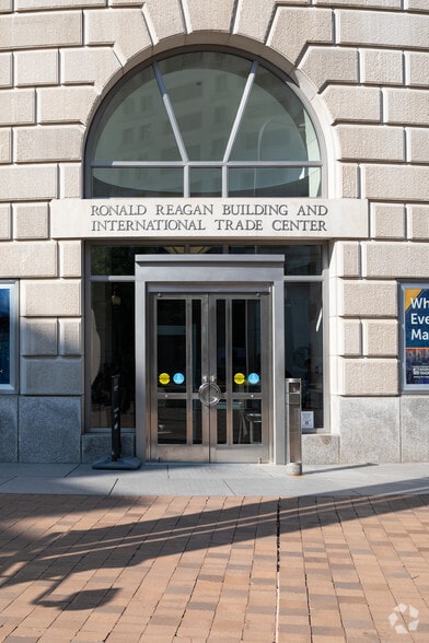 1300 Pennsylvania Ave NW, Washington, DC for lease - Building Photo - Image 2 of 34