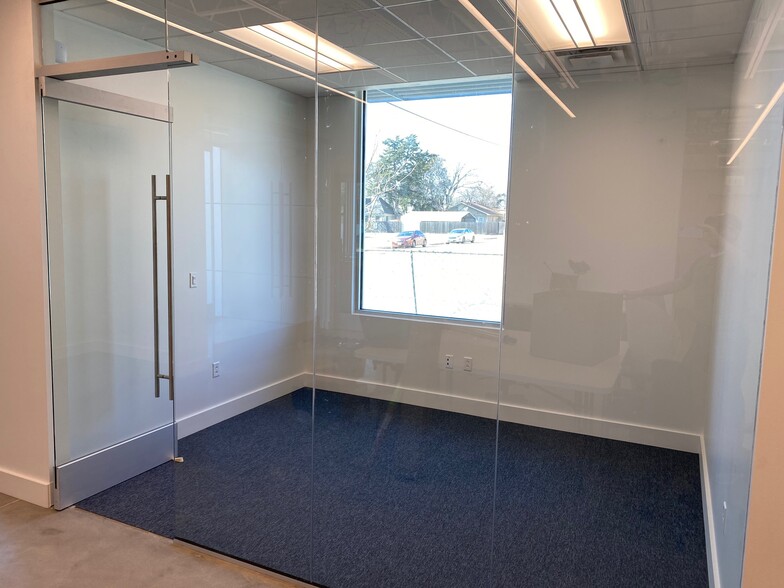 3149 S University Dr, Fort Worth, TX for lease - Interior Photo - Image 3 of 9