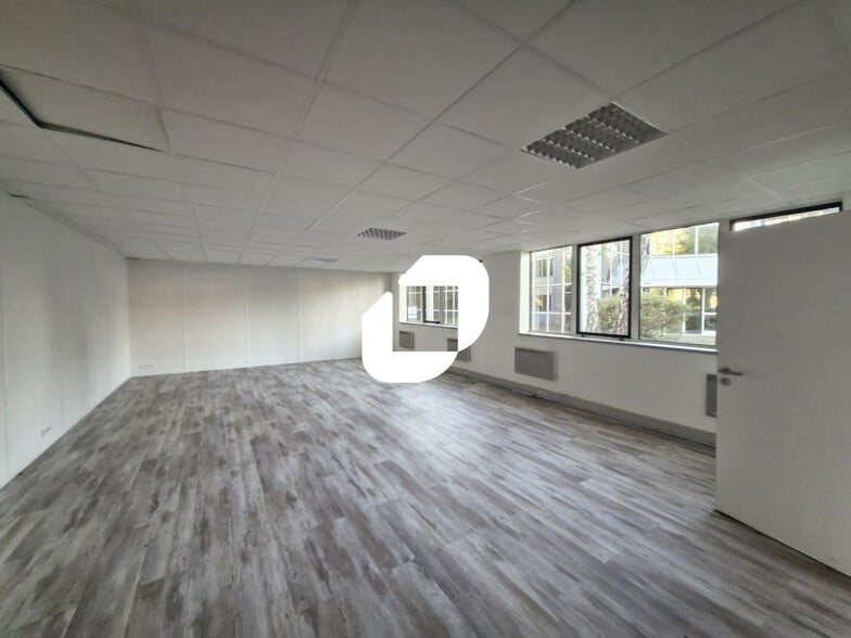 Office in Saint-Thibault-des-Vignes for lease - Building Photo - Image 2 of 10
