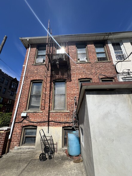 1040 Willmohr St, Brooklyn, NY à vendre - Photo du bâtiment - Image 2 de 9