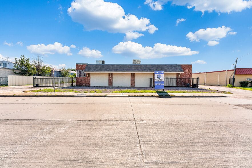 11005 Indian Trl, Dallas, TX for lease - Building Photo - Image 1 of 5