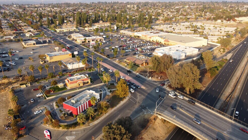 2683-2693 Mount Vernon Ave, Bakersfield, CA à louer - Photo du bâtiment - Image 3 de 5
