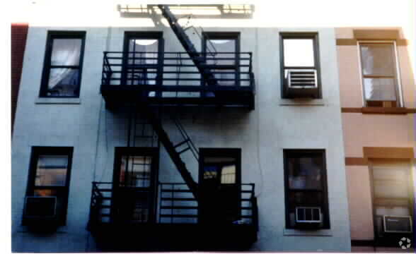 337 E 81st St, New York, NY for lease - Primary Photo - Image 1 of 7